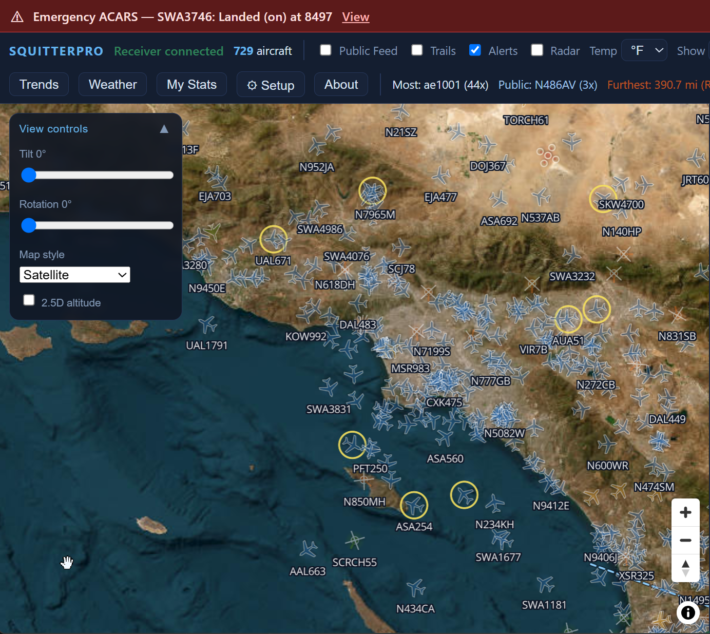 SquitterPro tracking hundreds of aircraft over Southern California with an emergency ACARS alert banner